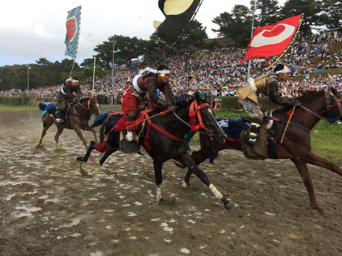 相馬野馬追！現代に蘇りし合戦絵巻、円形競技場で行われる超リアル騎馬戦がガチ過ぎる！