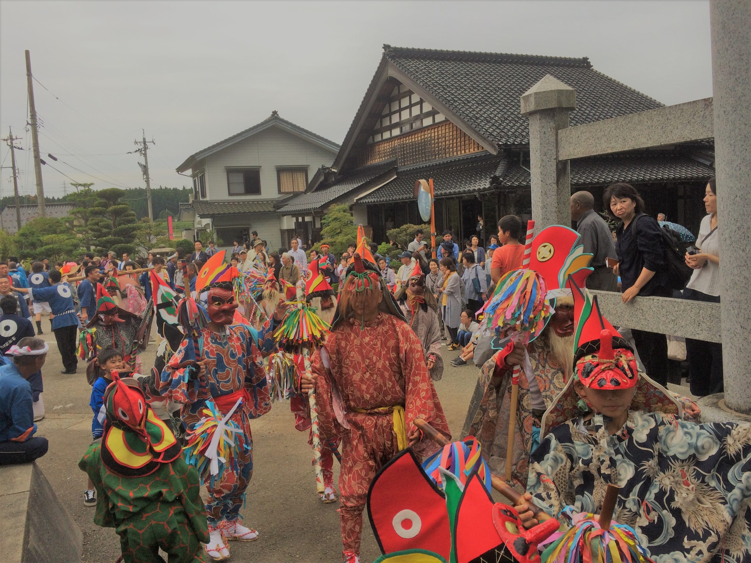 石川県七尾市の祭がフォトジェニック！「お熊甲祭り」は踊る猿田彦と真紅の巨大旗が必見！