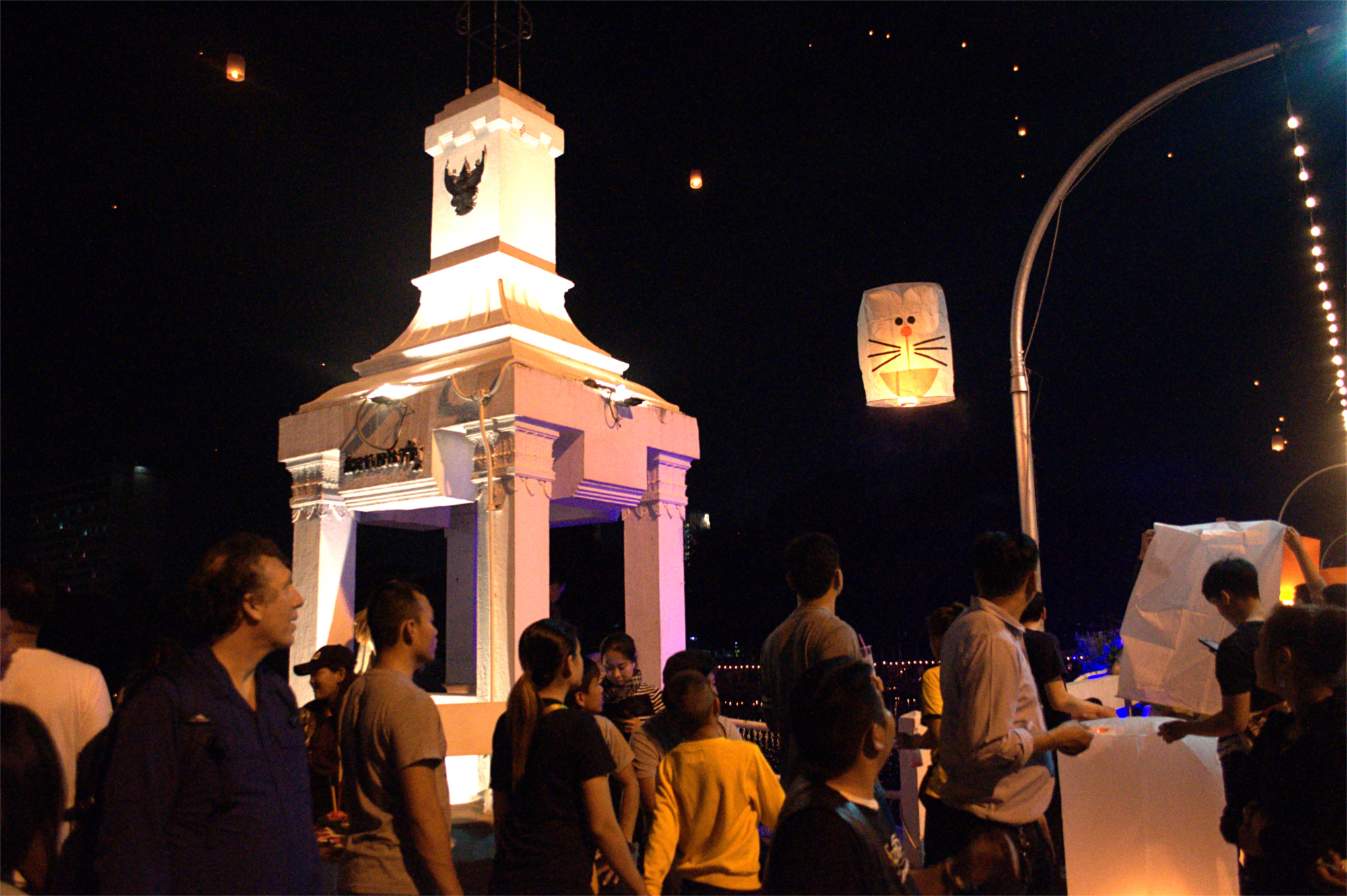 【ロイクラトン＆コムローイ】イーペン祭でランタンに照らされる チェンマイの街をレポート