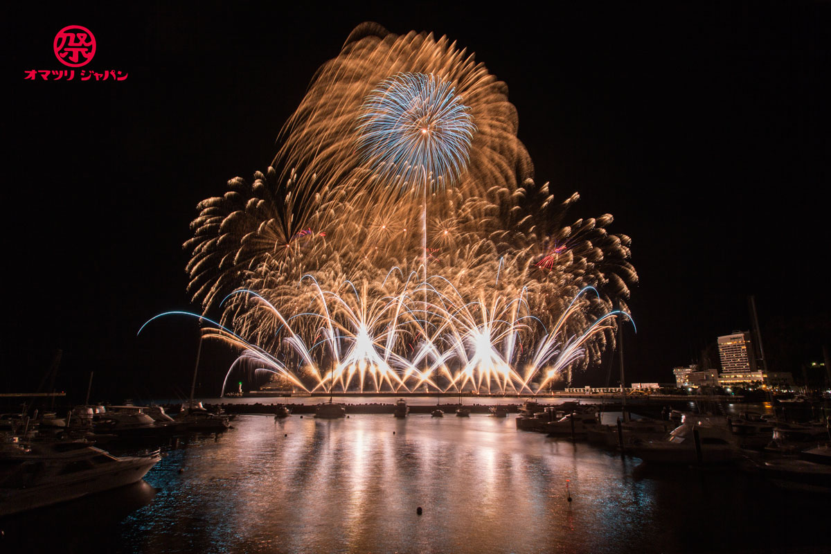 熱海海上花火をレポート！超高速スターマインに大空中ナイアガラ。熱海だからこそ引き立つ花火の魅力に足を運ぶ価値がある！