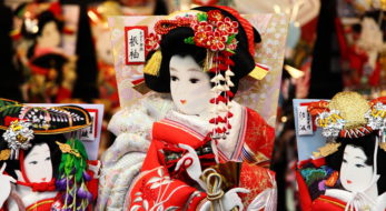 浅草寺、歳の市（羽子板市）で縁起物を見つけましょ。伝統技術が詰まった羽子板は贈答用にもぴったり。