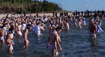 宮崎より真冬の海に浸かる禊（みそぎ）神事「青島裸まいり」をレポート！