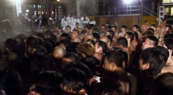 安養寺会陽＠岡山県美作市をレポート・・はだかの男達が前に前に進む！