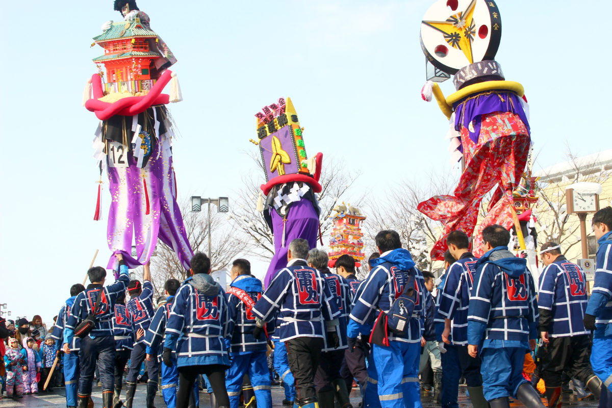 ジョヤサー、ジョヤサ！豪華な頭飾りを競い合う「横手のぼんでん」一日目をレポート！夜は火の灯るかまくらが幻想的。