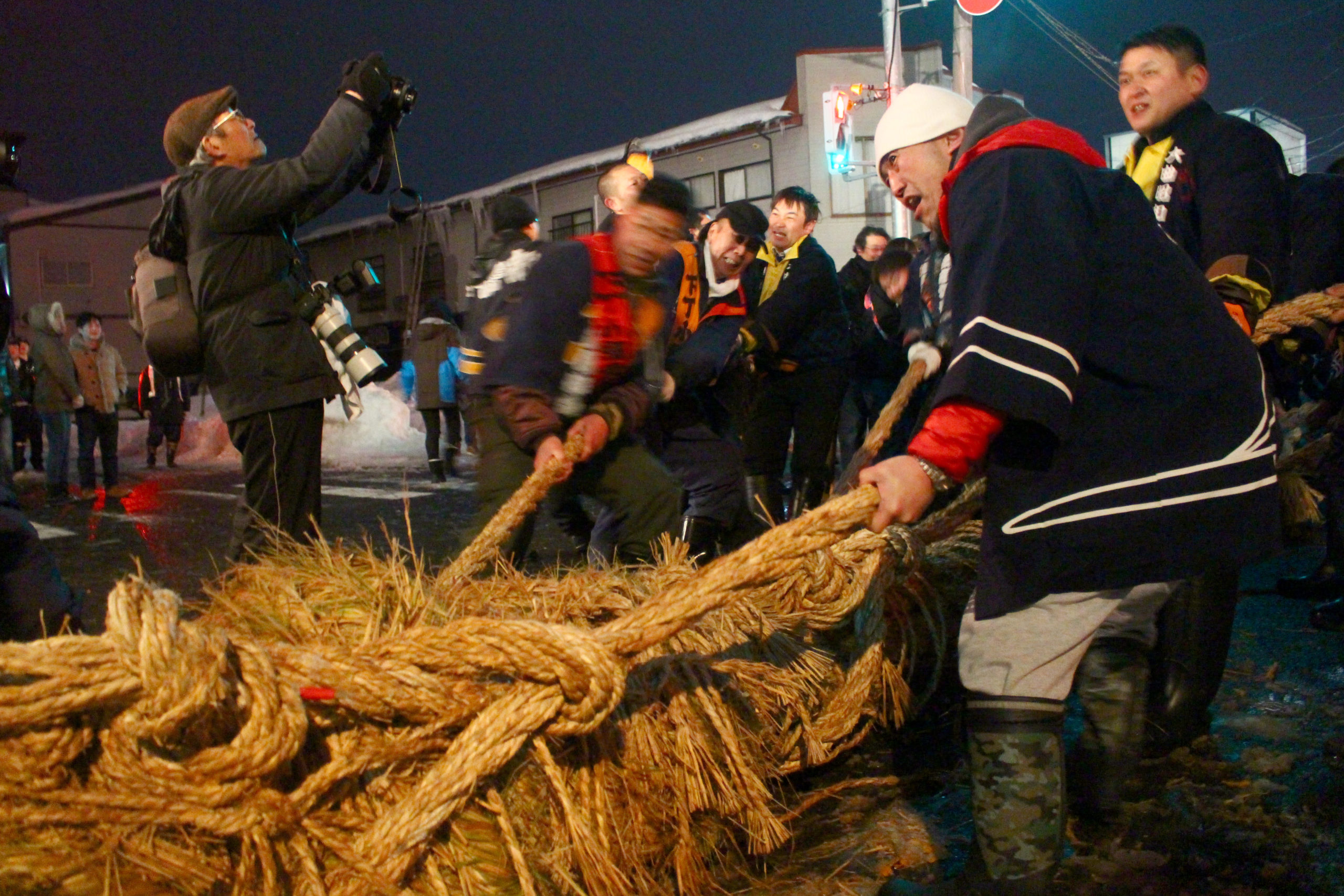 75尋（136m）の綱を市民総出で引き合う！大曲の綱引きレポート