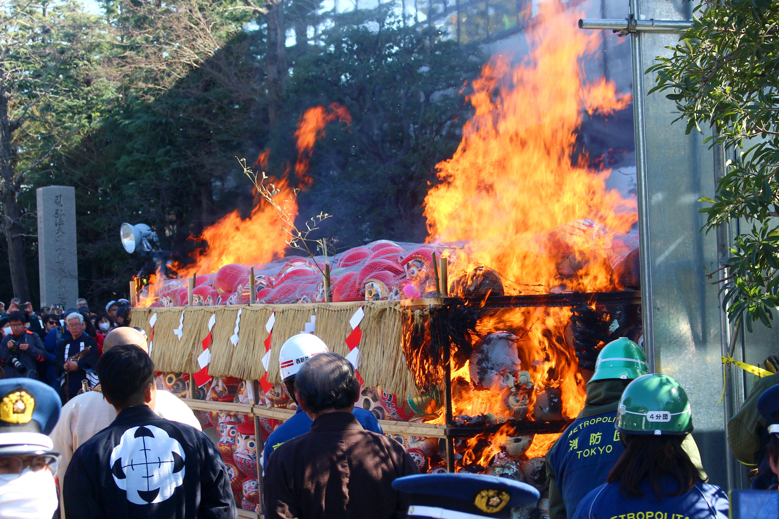 西新井大師のだるま供養！真っ赤なだるまが燃え盛る！？