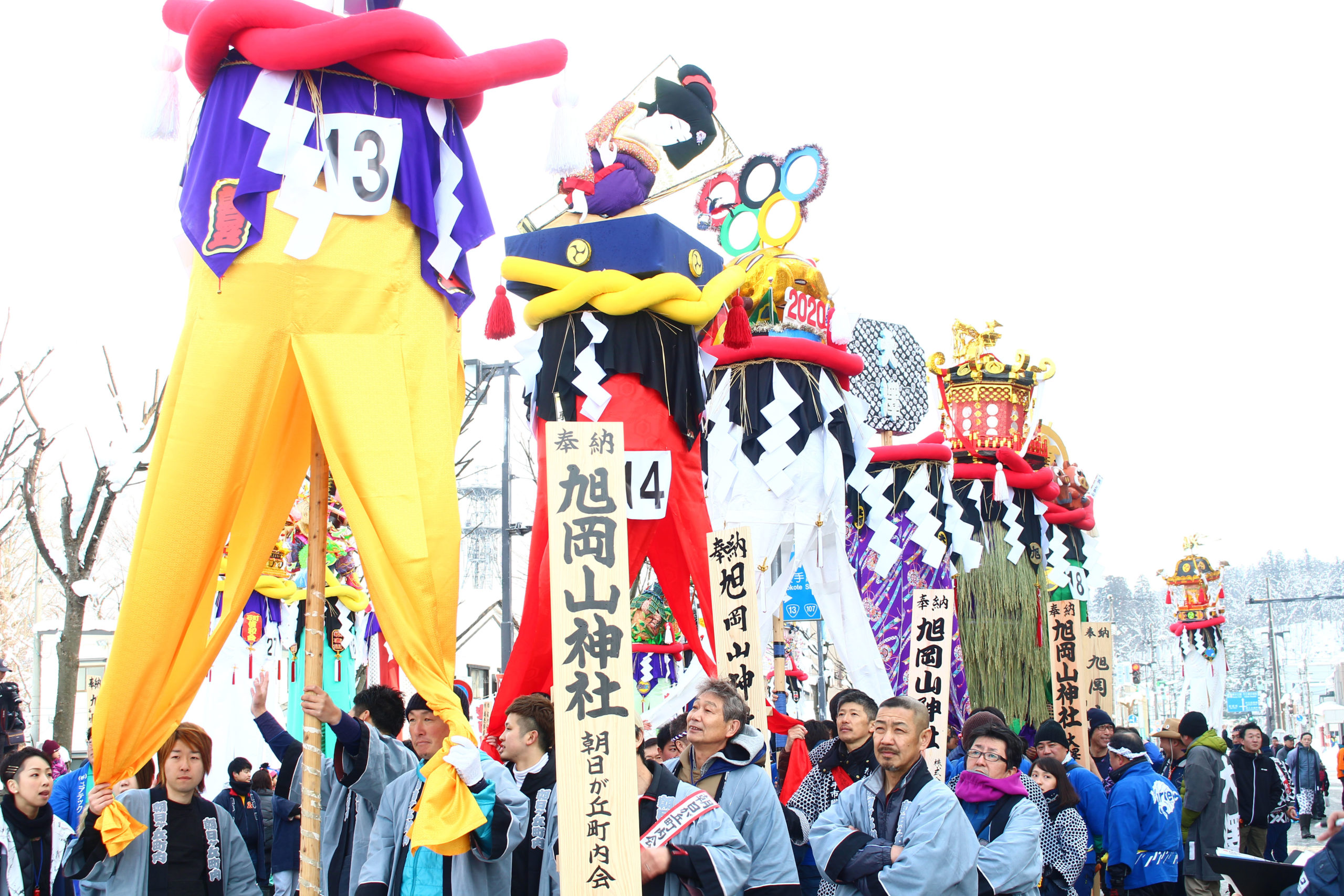 ”ジョヤサ、ジョヤサ”のかけ声で、若者達がほら貝を吹きならし、進む「横手のぼんでん」！ 300年続いてきた「頭飾りの競演」をどうぞ！【SNSまとめ記事】