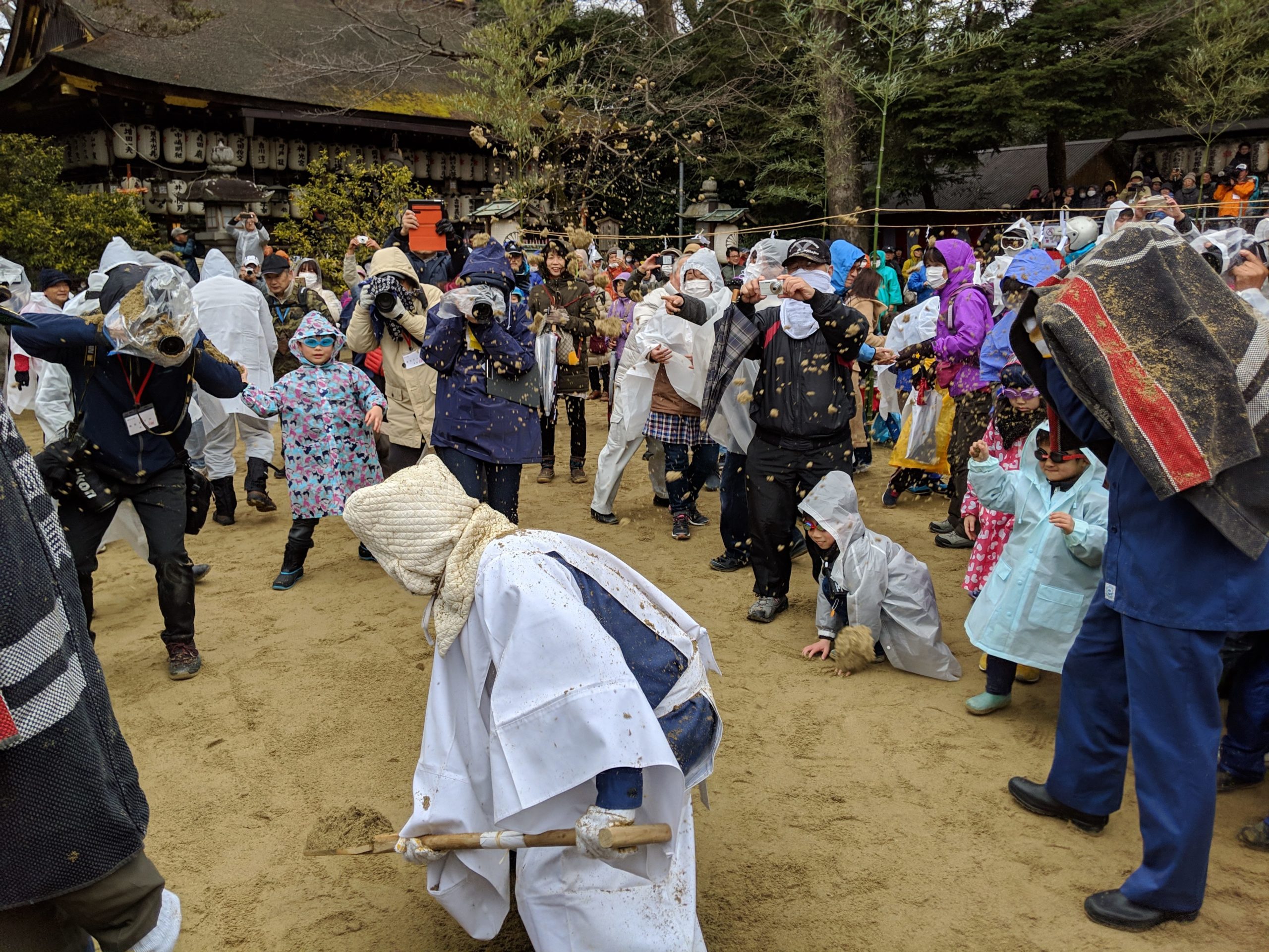 今日の奈良の天気は所によって砂が降るでしょう。奈良の奇祭「砂かけ祭」に行ってきた！