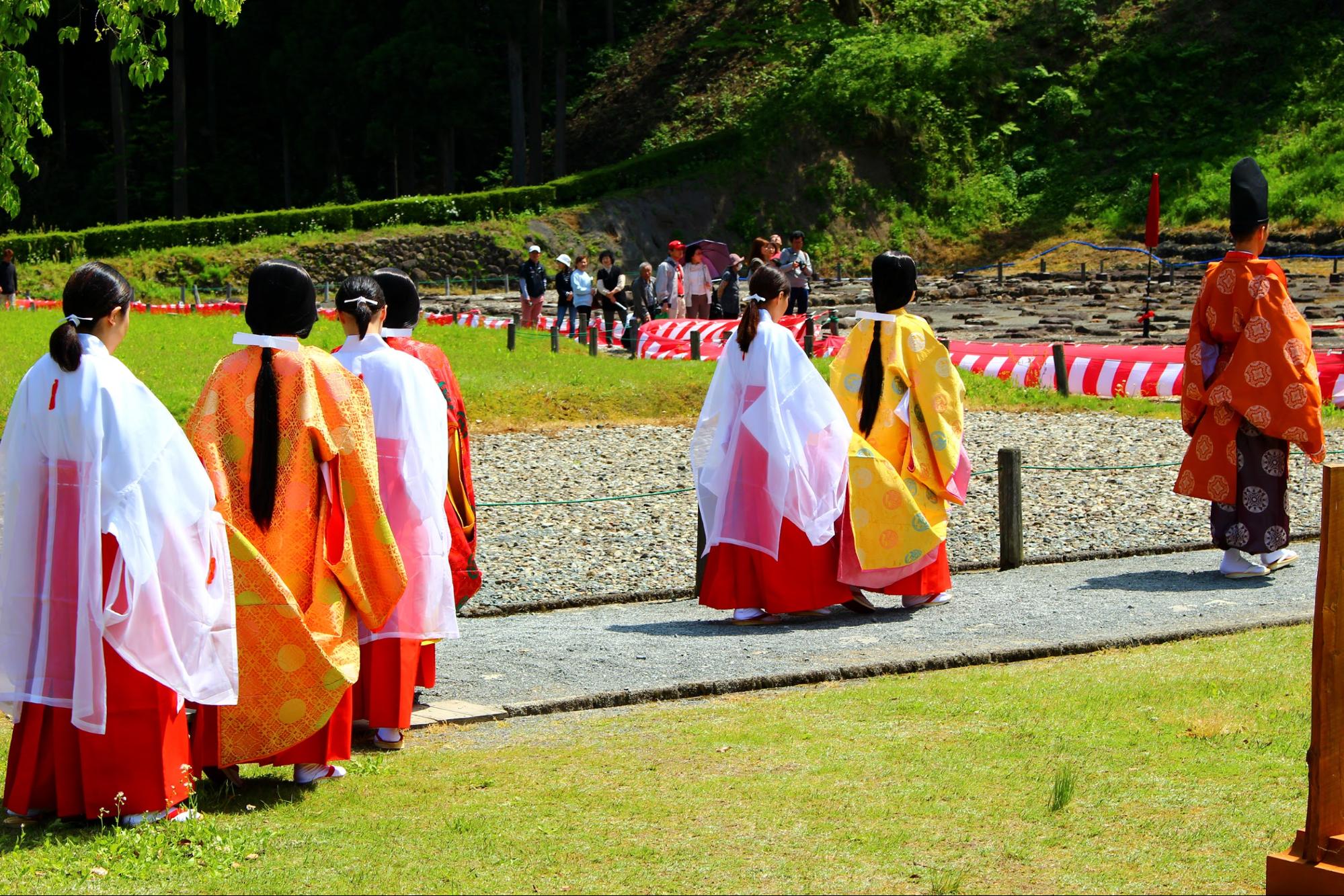 「曲水の宴」ってご存知ですか？流し雛の起源！艶やかな平安装束にも注目♪
