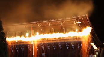 「お水取り」と呼ばれる東大寺「修二会」を解説！お松明の火の粉で無病息災って一体どんな行事？