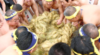 福島の奇祭、「つつこ引き祭り」レポート！800kgのつつこ（大俵）を3組で引き合い、お餅をつくる！？