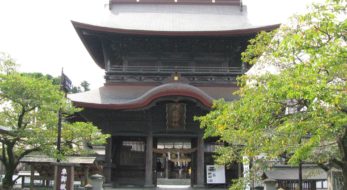 迫力満点！阿蘇の火祭り「火振り神事」！藁につけた火をぶんぶん振り回す理由とは？