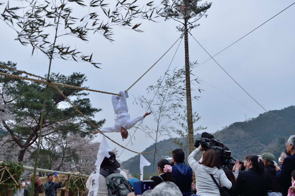 山口県岩国市行波より、岩国行波の神舞をレポート・・７年期にー度大空を舞う八関の神舞！