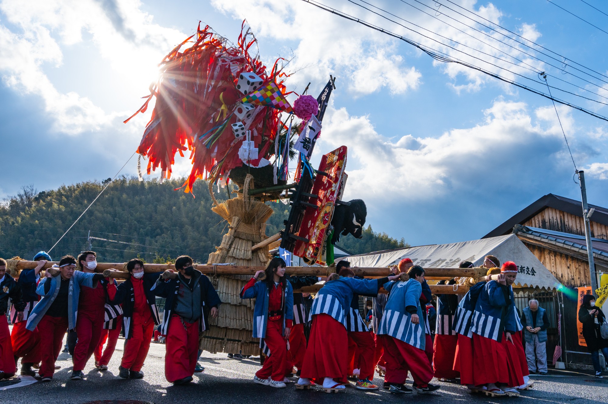 巨大な山車が町内を練り歩く！近江八幡の「左義長まつり」をレポート