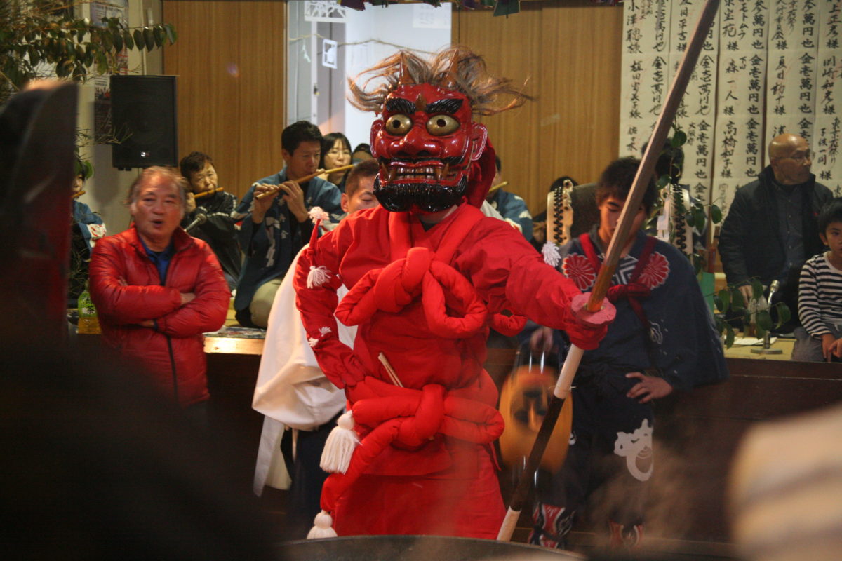 過疎の街に受け継がれる民俗芸能「花祭り」、東京の子供たちと歩んで