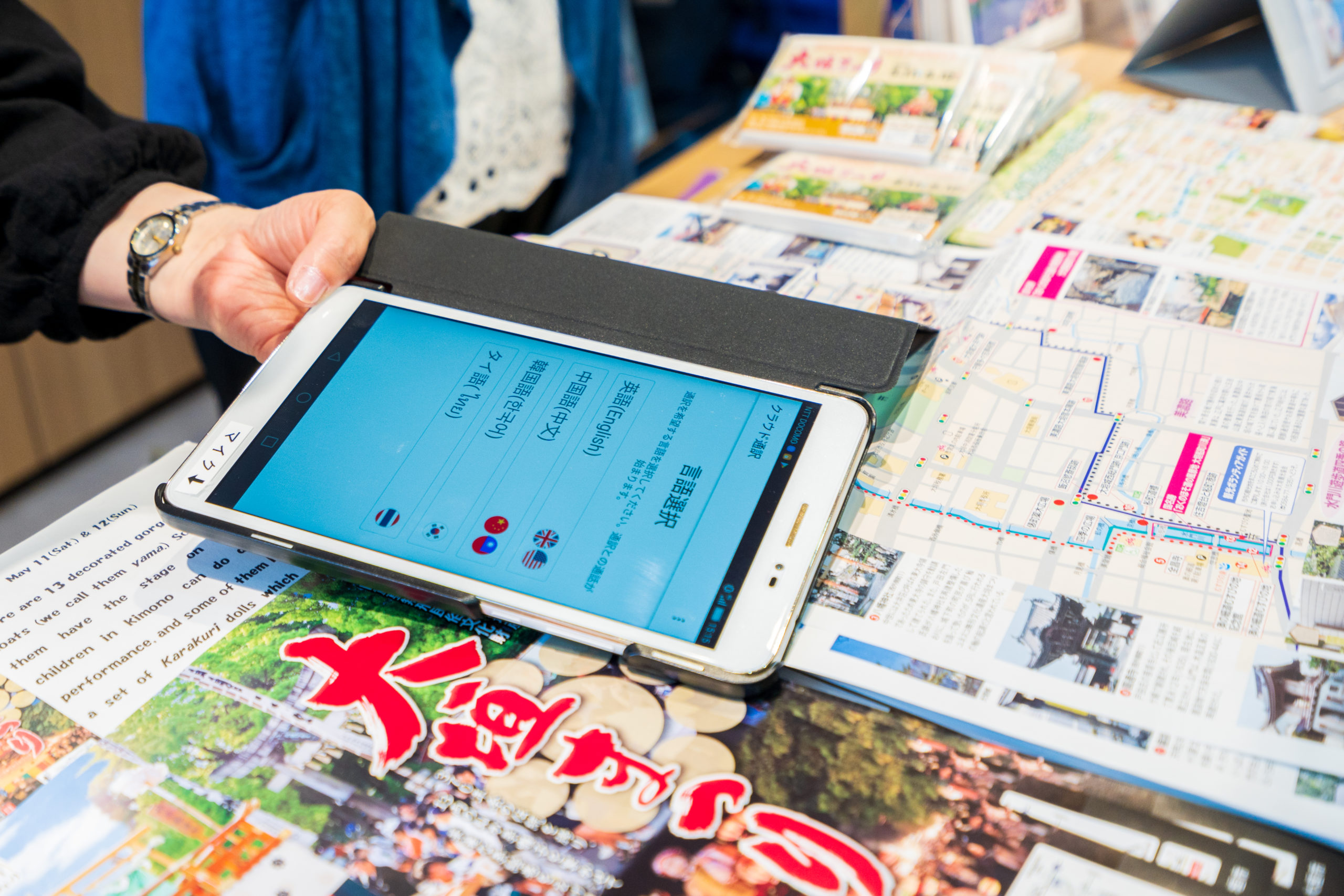 大垣まつりで活躍する、オプテージのクラウド通訳を実地レポート