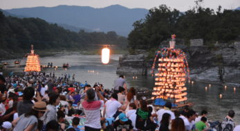 「わたてん！」コラボ花火も登場！2023年「長瀞船玉まつり」！万灯船や灯籠の仄かな灯りで幻想的な光景が！