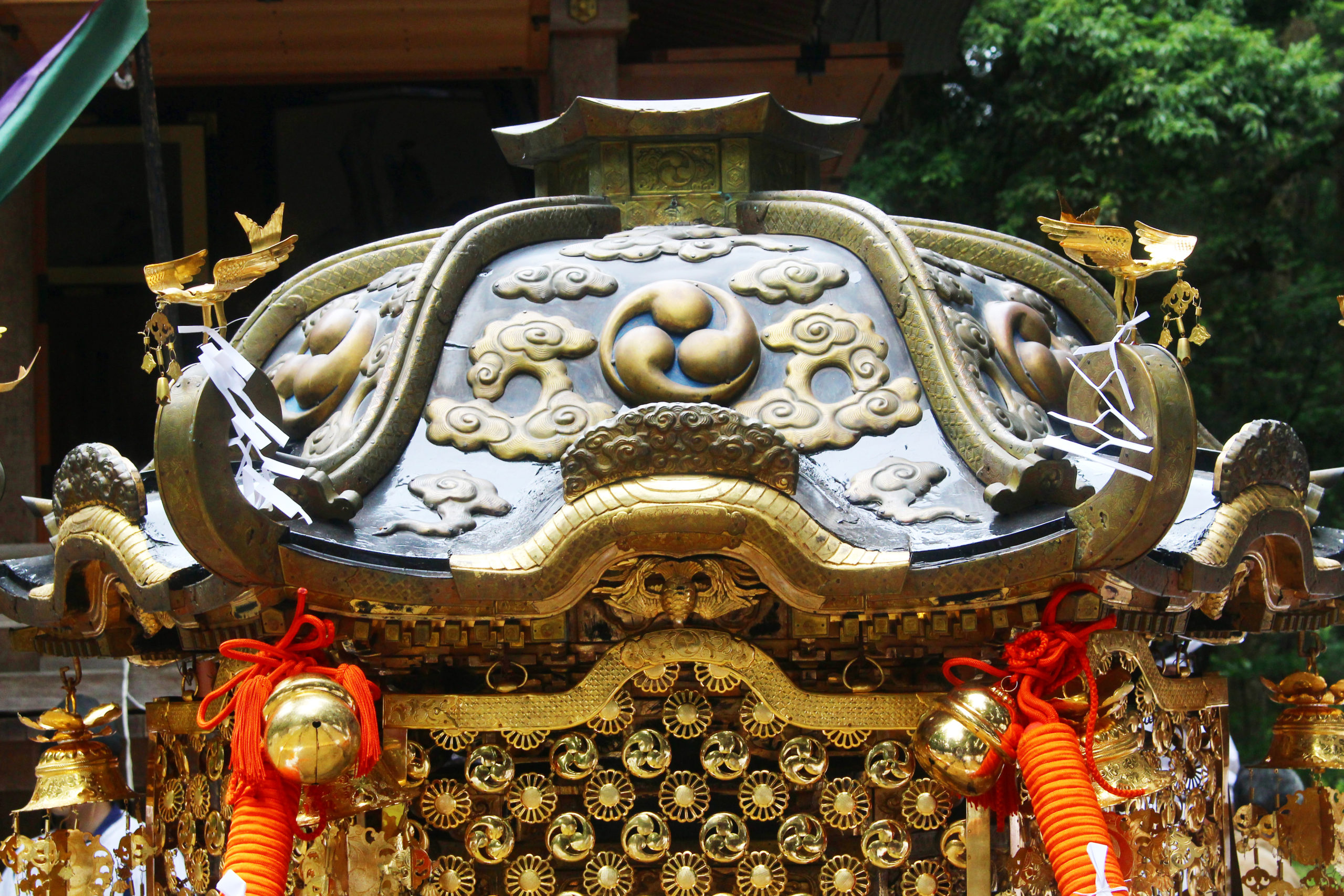 上条まつりでは、日本全国でも珍しい六角形のお神輿が登場。新潟県加茂市の長瀬神社祭礼（別名：だんご祭り）