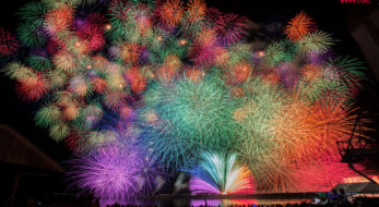 2023年「きほく燈籠祭」！海上に浮かぶ大燈籠と花火の共演！会場内展示のクラフト体験も