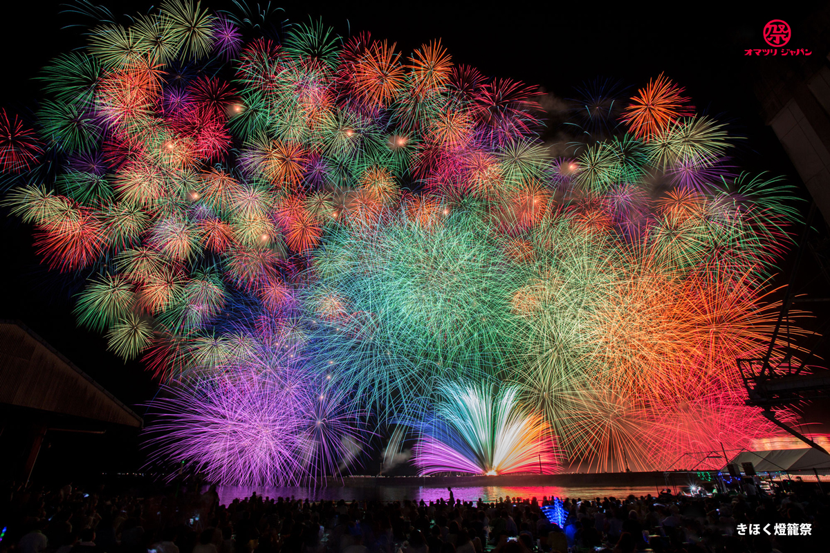 2023年「きほく燈籠祭」！海上に浮かぶ大燈籠と花火の共演！会場内展示のクラフト体験も