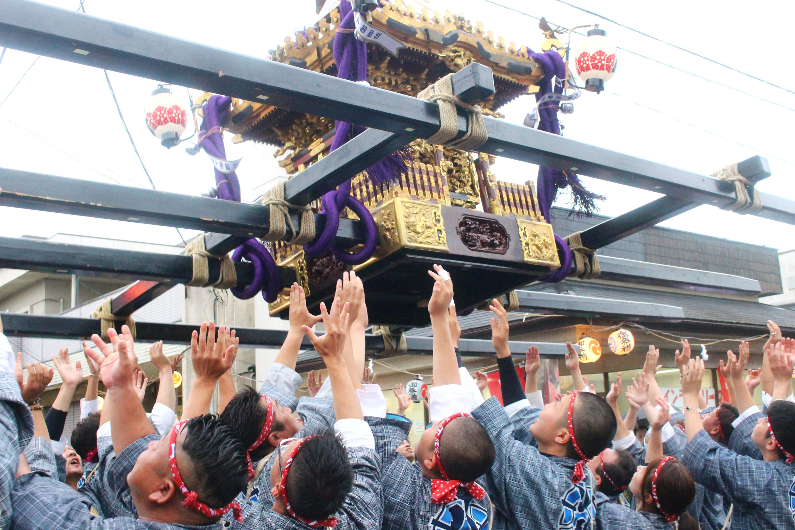 吉川八坂祭りではお神輿が暴れる！？空を舞い、うねり進むお神輿は必見！！