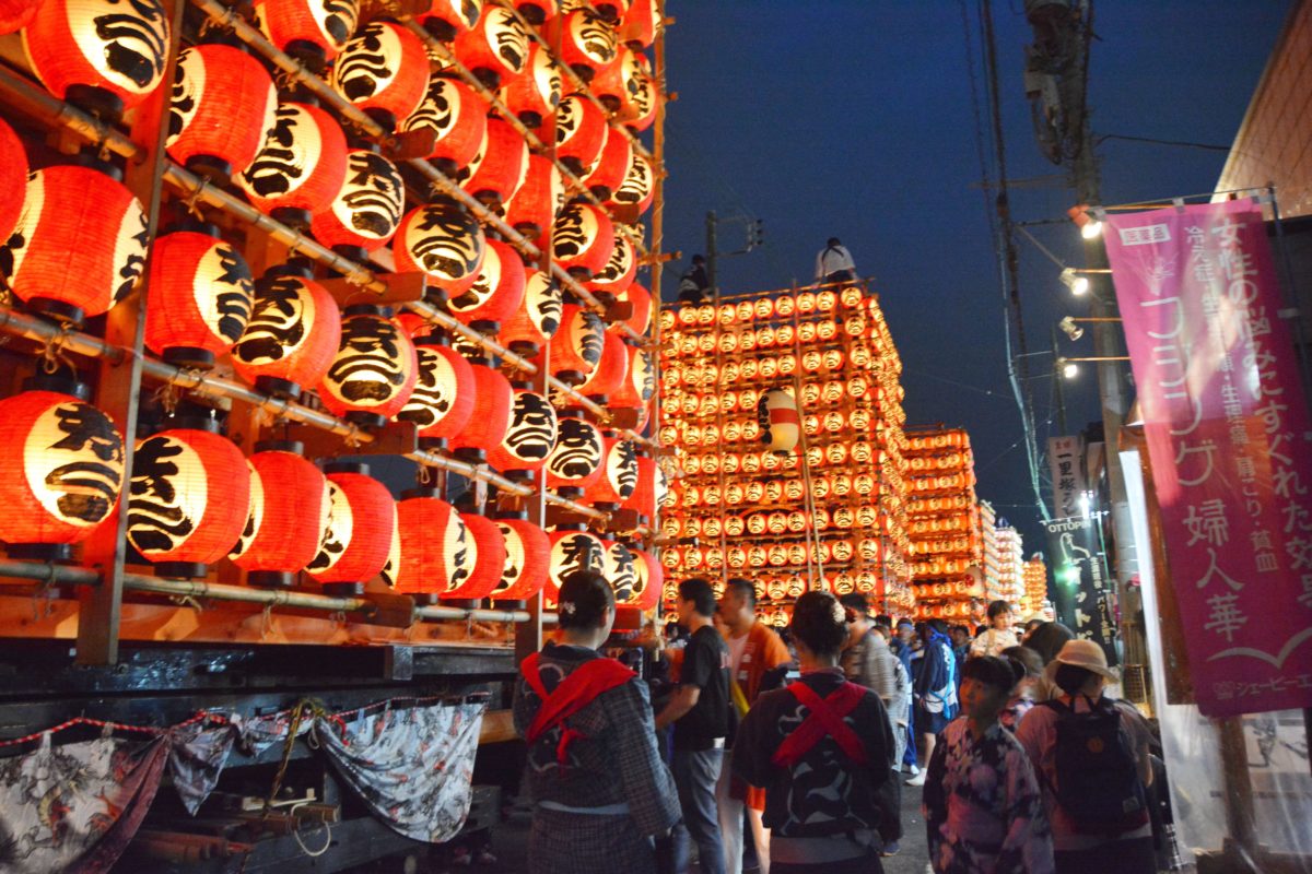 4000個の生火ちょうちんがスゴイ！埼玉『久喜提燈祭り「天王様」』！ド派手な山車の夜顔が見もの！