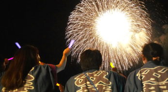 片貝まつり 「花火の町」の伝統文化が胸を打つ。打ち上げるのは「自分たちの花火」