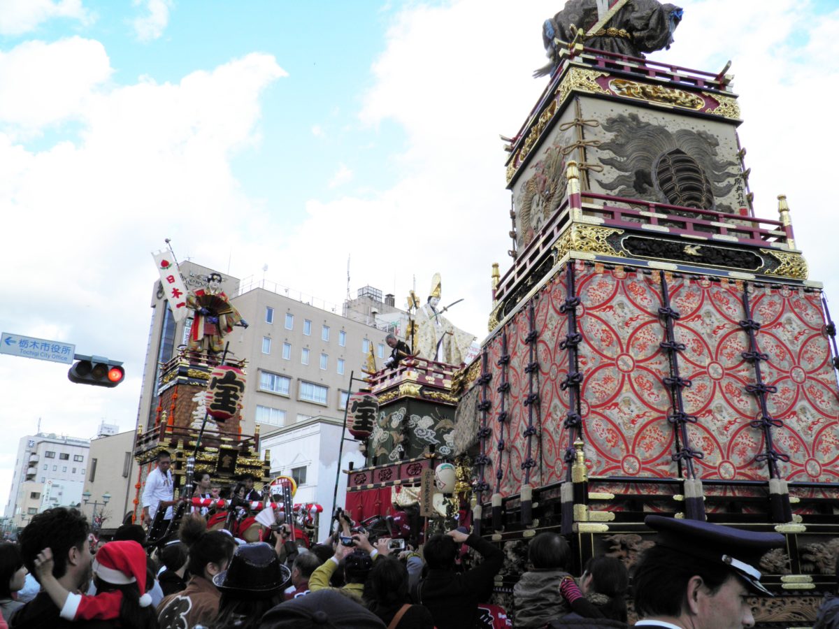 「とちぎ秋まつり」栃木市の蔵の街大通りを絢爛豪華な江戸型人形山車が巡行し、小江戸の情緒に包まれる