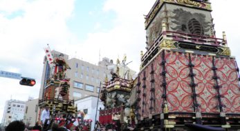 「とちぎ秋まつり」栃木市の蔵の街大通りを絢爛豪華な江戸型人形山車が巡行し、小江戸の情緒に包まれる