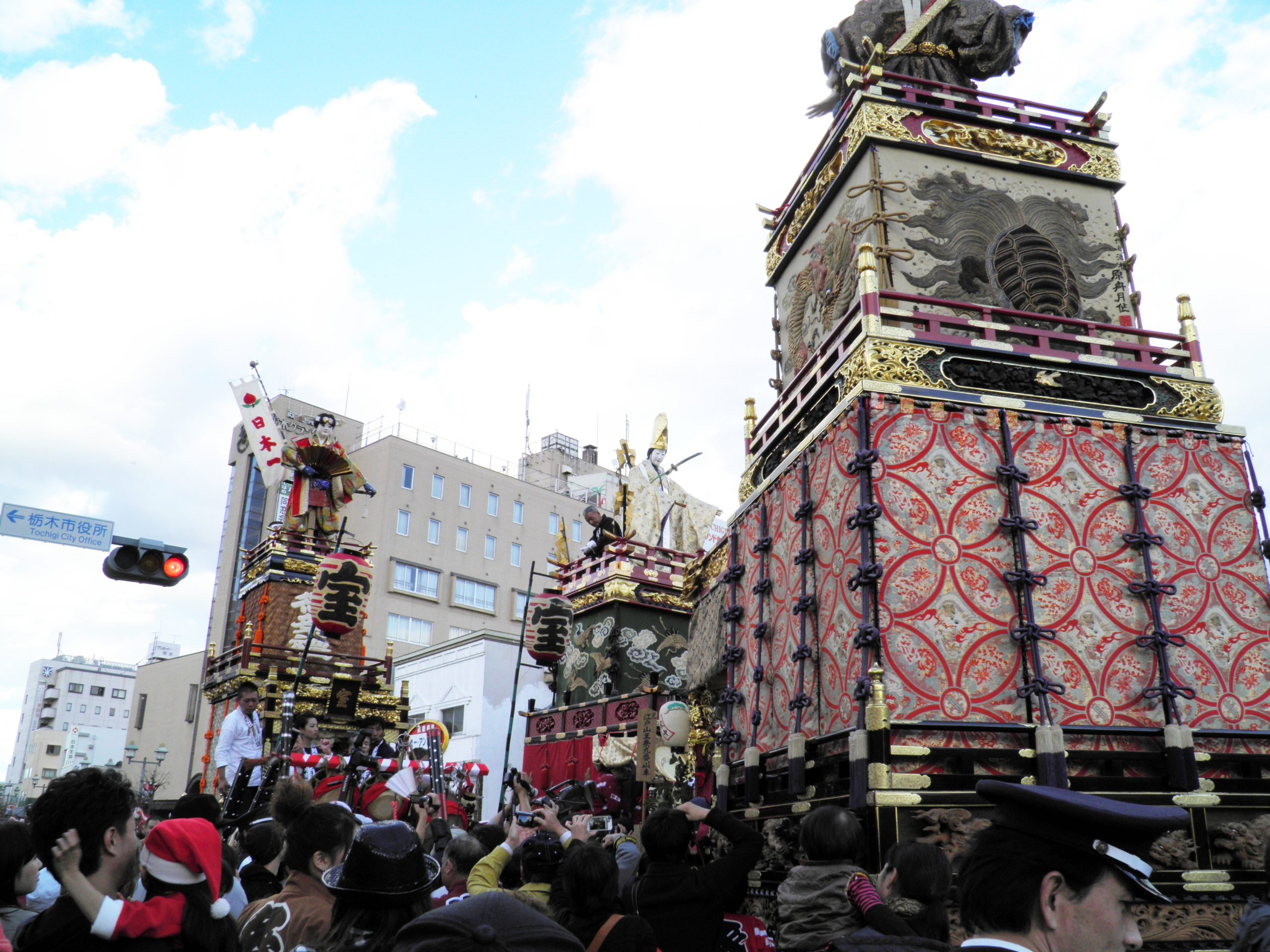 「とちぎ秋まつり」栃木市の蔵の街大通りを絢爛豪華な江戸型人形山車が巡行し、小江戸の情緒に包まれる