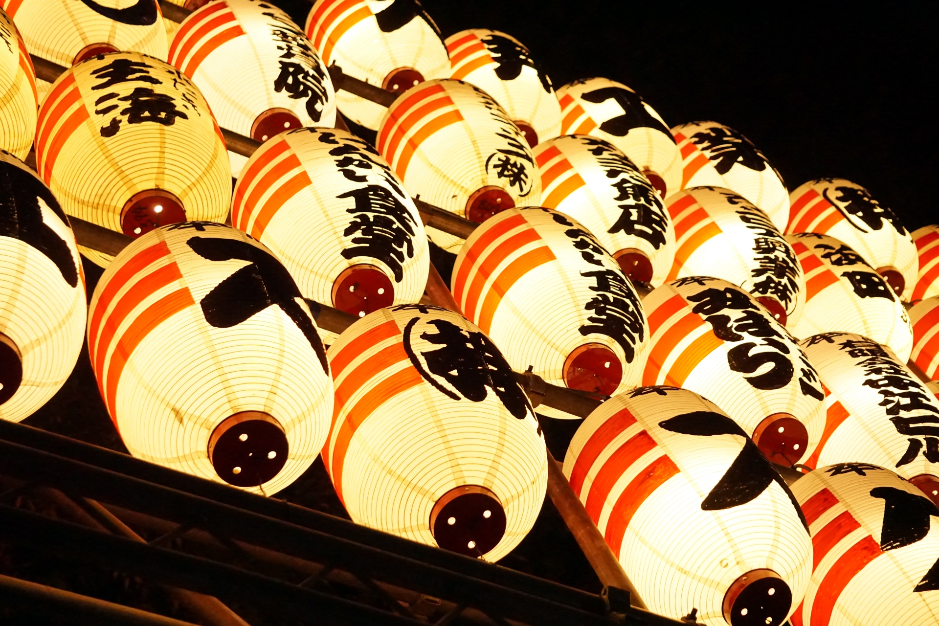 渋谷・渋谷宮益御嶽神社の酉の市で屋台や提灯を楽しみ、狛犬の御朱印をGETしよう！