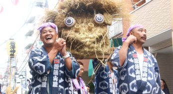 デカっ！東京・世田谷の住宅街に大蛇現る！奥澤神社のお練り行事で厄除！東京にもあったんだこんな奇祭が。