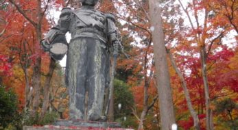 「東郷公園もみじまつり」、御嶽山の秋の化粧で彩られる東郷元帥や乃木将軍