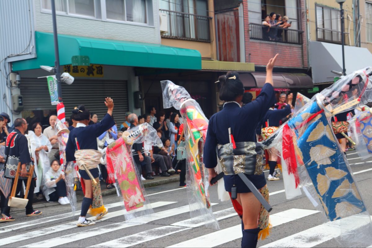 静岡の奇祭「島田大祭 帯まつり」2本の大太刀に金襴緞子の丸帯を下げた大奴が練り歩く！