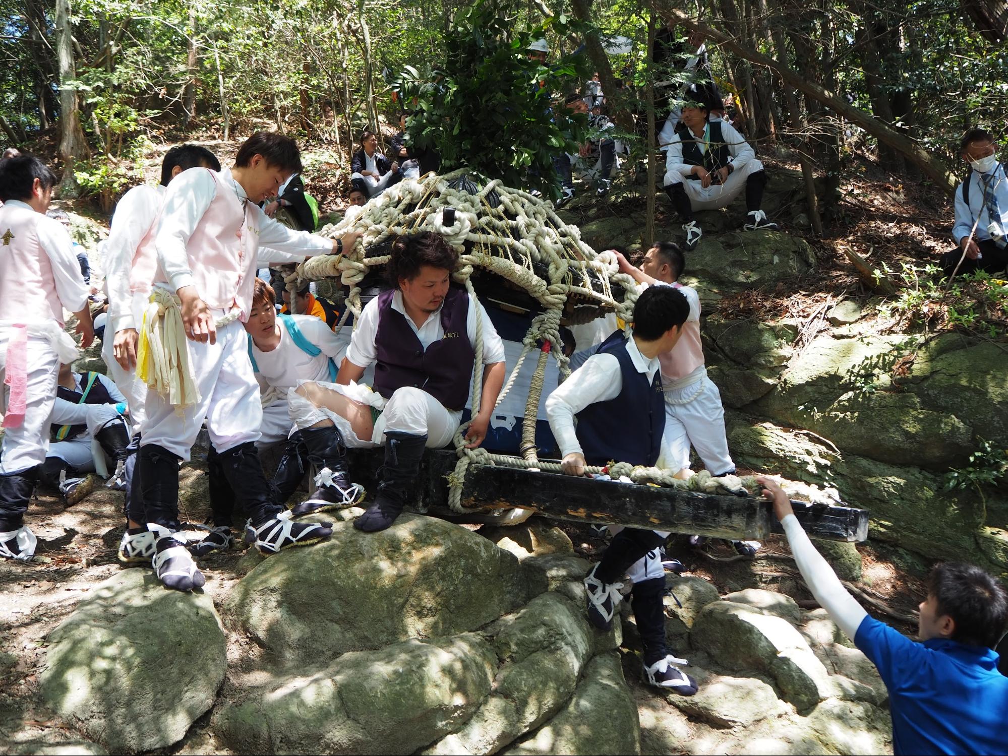 「伊庭の坂下し祭り」断崖絶壁を神輿が落下する｜観光経済新聞