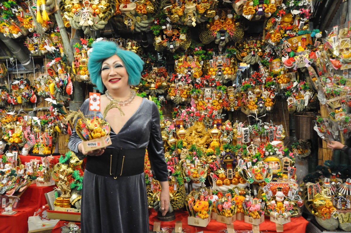 新宿・花園神社の酉の市！〈ドラッグクィーン〉アマゾネス・ダイアン