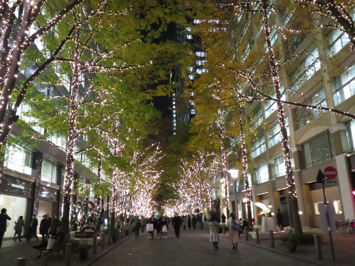 「丸の内イルミネーション」切れ目なくシャンパンゴールドの光が降り注ぐ丸の内仲通り