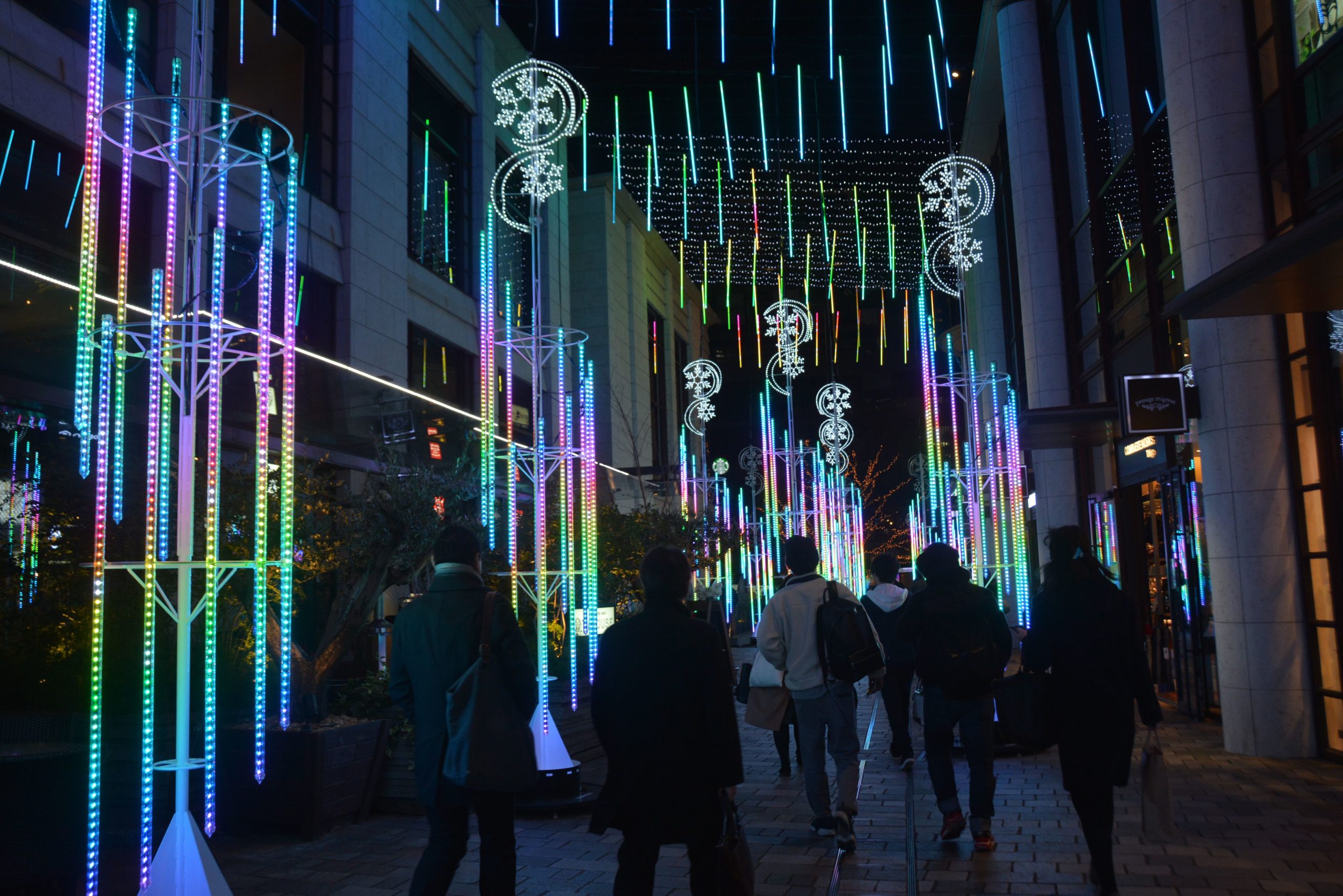 「赤坂冬祭TBSトゥインクルサカス」バーティカルチューブのLEDで万華鏡のように輝く仲通り