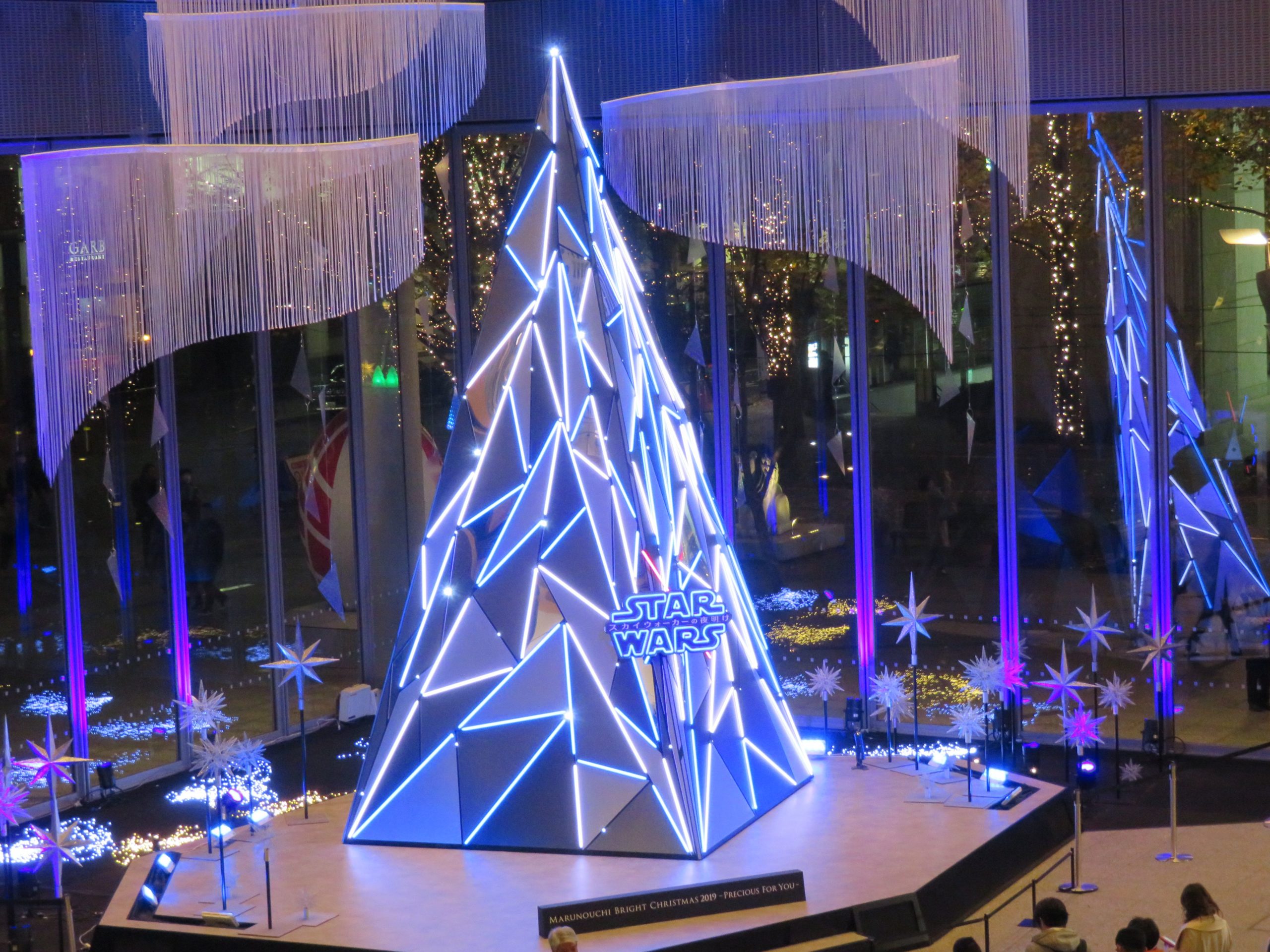 「スター・ウォーズ／スカイウォーカーの夜明け」イルミネーションで眩い丸の内で特別なクリスマス