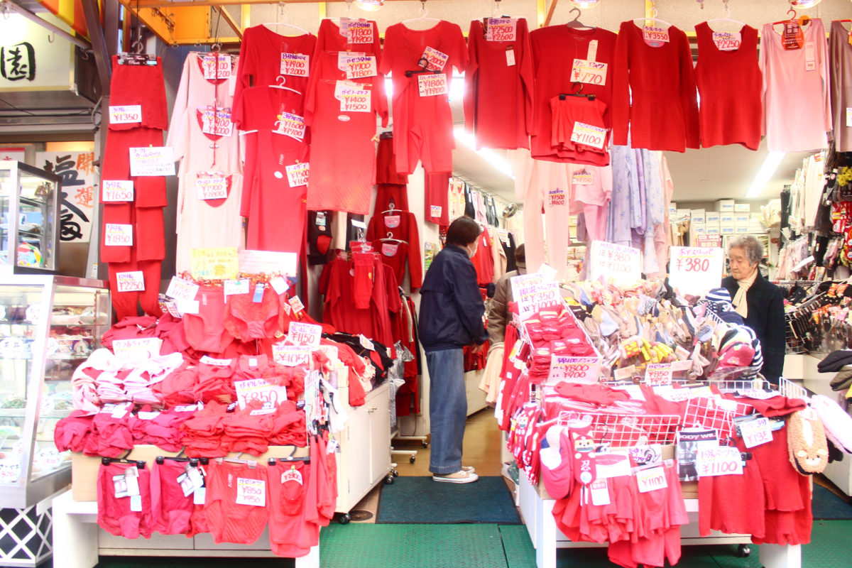 納め地蔵はクリスマスイブの新名所！？聖なる日は赤パンを買って新年の福をもらおう