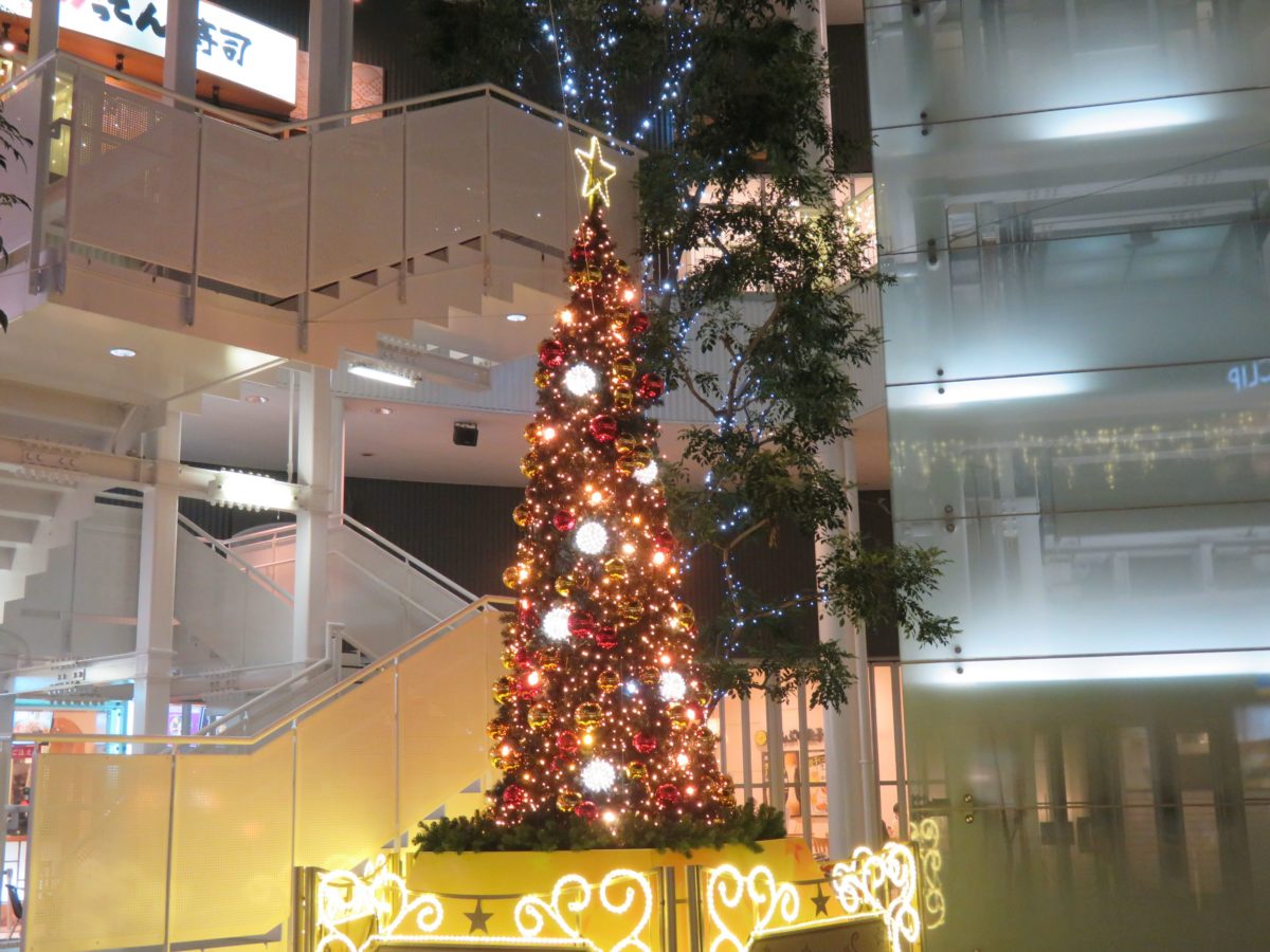 「コクーンシティイルミネーション」金色に染め上げられるショッピングモール