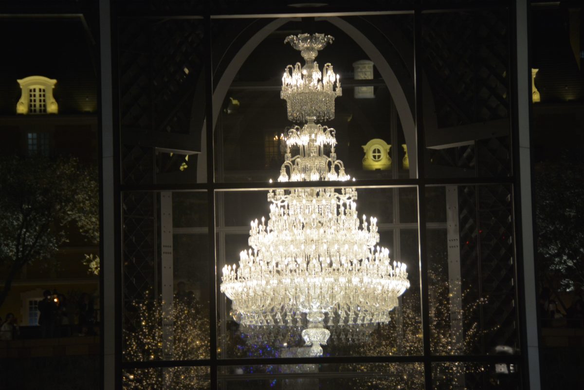 「恵比寿ガーデンプレイス・ウインターイルミネーション」ビール工場の跡地でゴージャスな光を放つシャンデリア