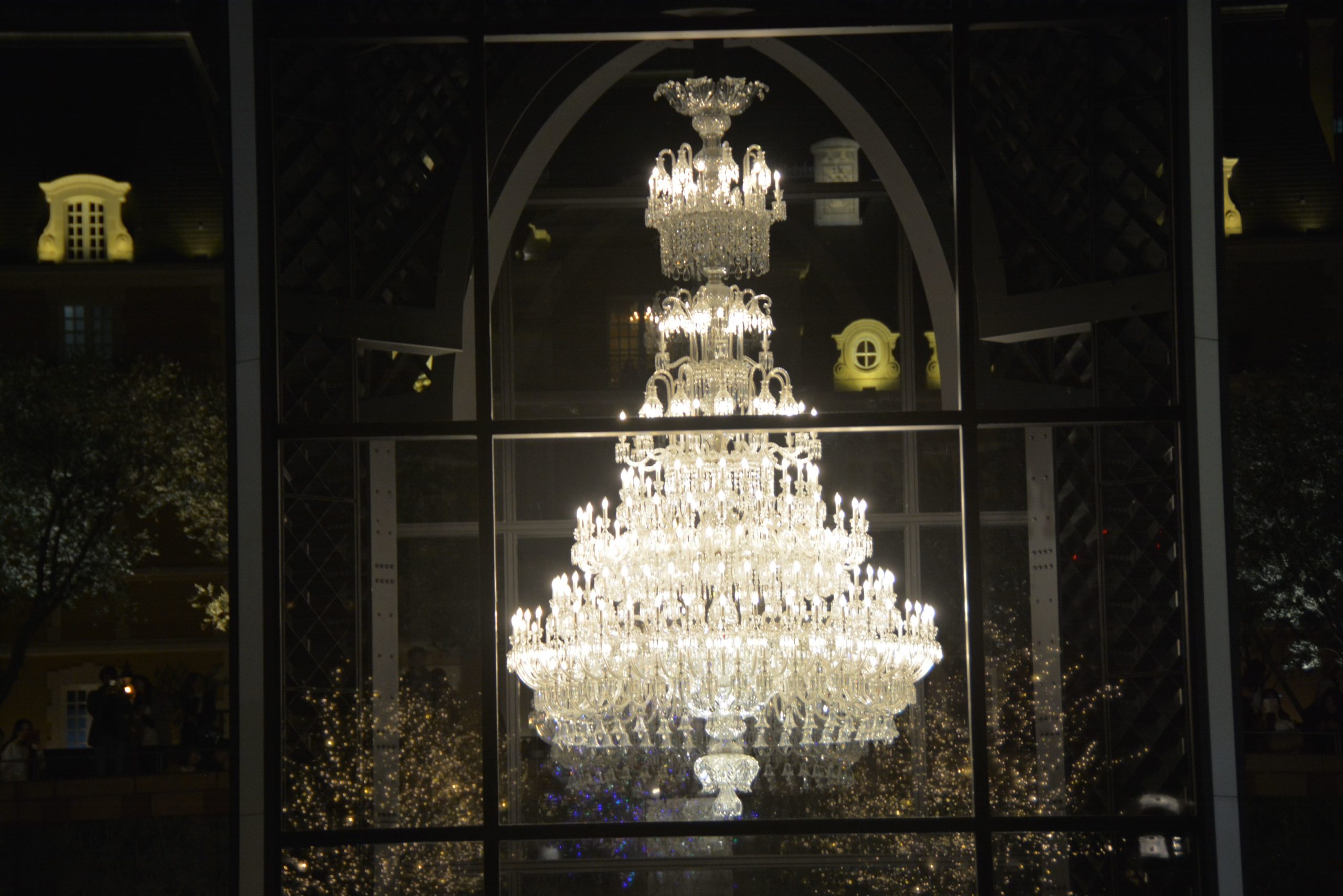 「恵比寿ガーデンプレイス・ウインターイルミネーション」ビール工場の跡地でゴージャスな光を放つシャンデリア