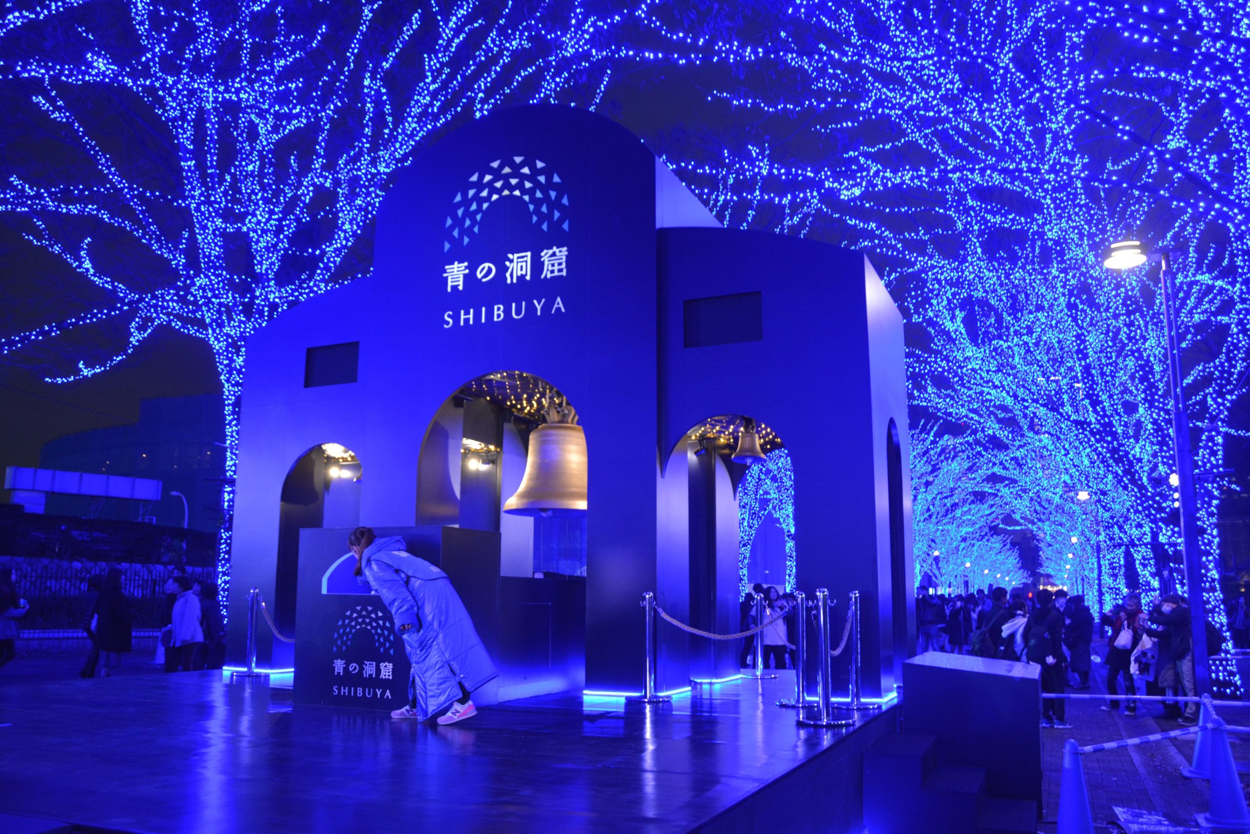 「青の洞窟」のイルミネーションで青一色に染め上げられる、渋谷の大人のデートスポット