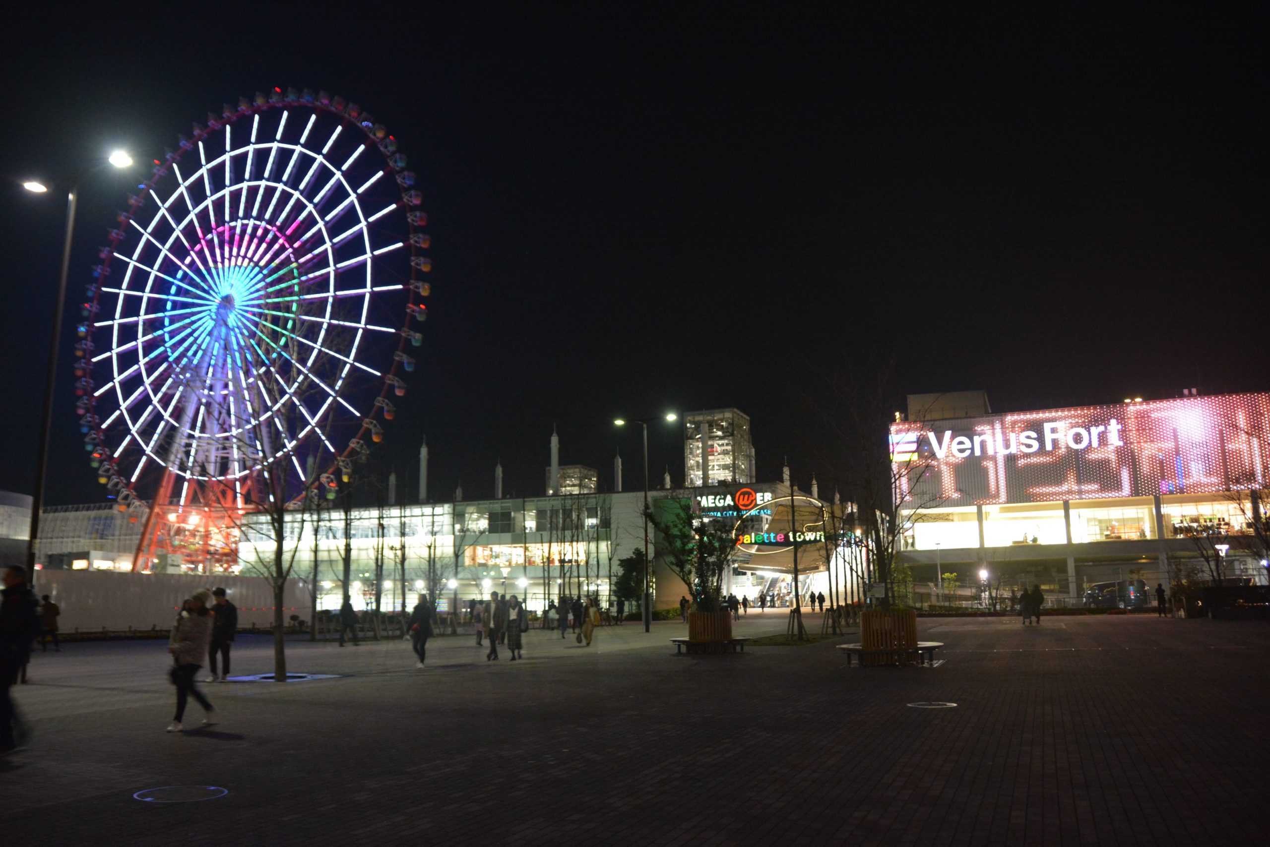「ヴィーナスフォート・イルミネーション」と七色に輝くパレットタウン大観覧車が光の競演