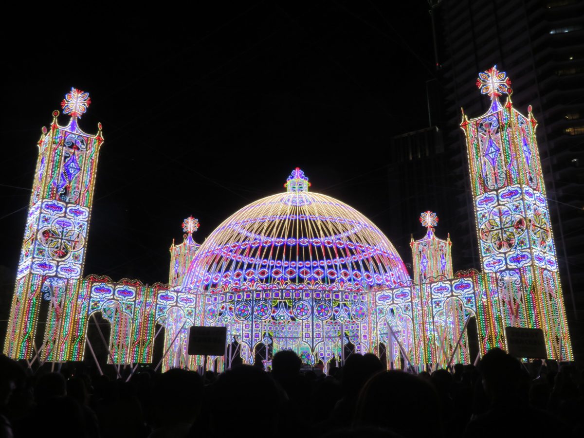 「神戸ルミナリエ」阪神・淡路大震災の犠牲者の鎮魂のために灯される鮮やかなイルミネーション