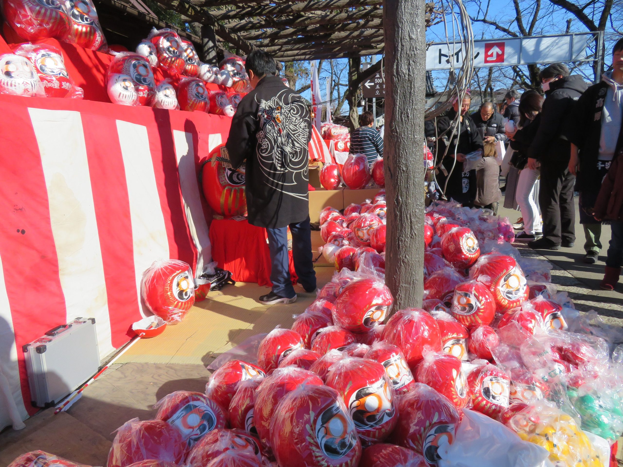 「川越初大師だるま市」大きさや色の違う多種多様のだるまが、隙間なく並ぶ喜多院の境内