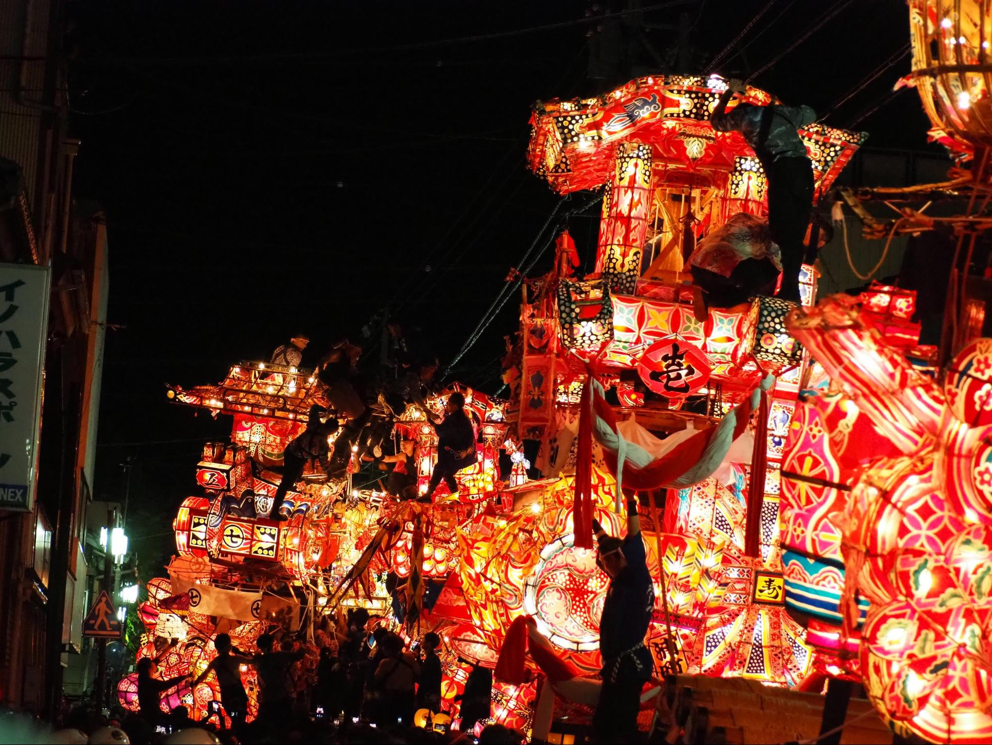 「福野夜高祭」巨大行燈を壊し合うケンカ祭り｜観光経済新聞