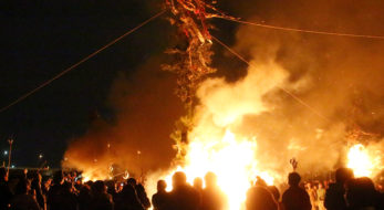 大磯の左義長2020！四百年の伝統を誇る火祭りは見どころ満載。最後は男衆が海に突っ込む！