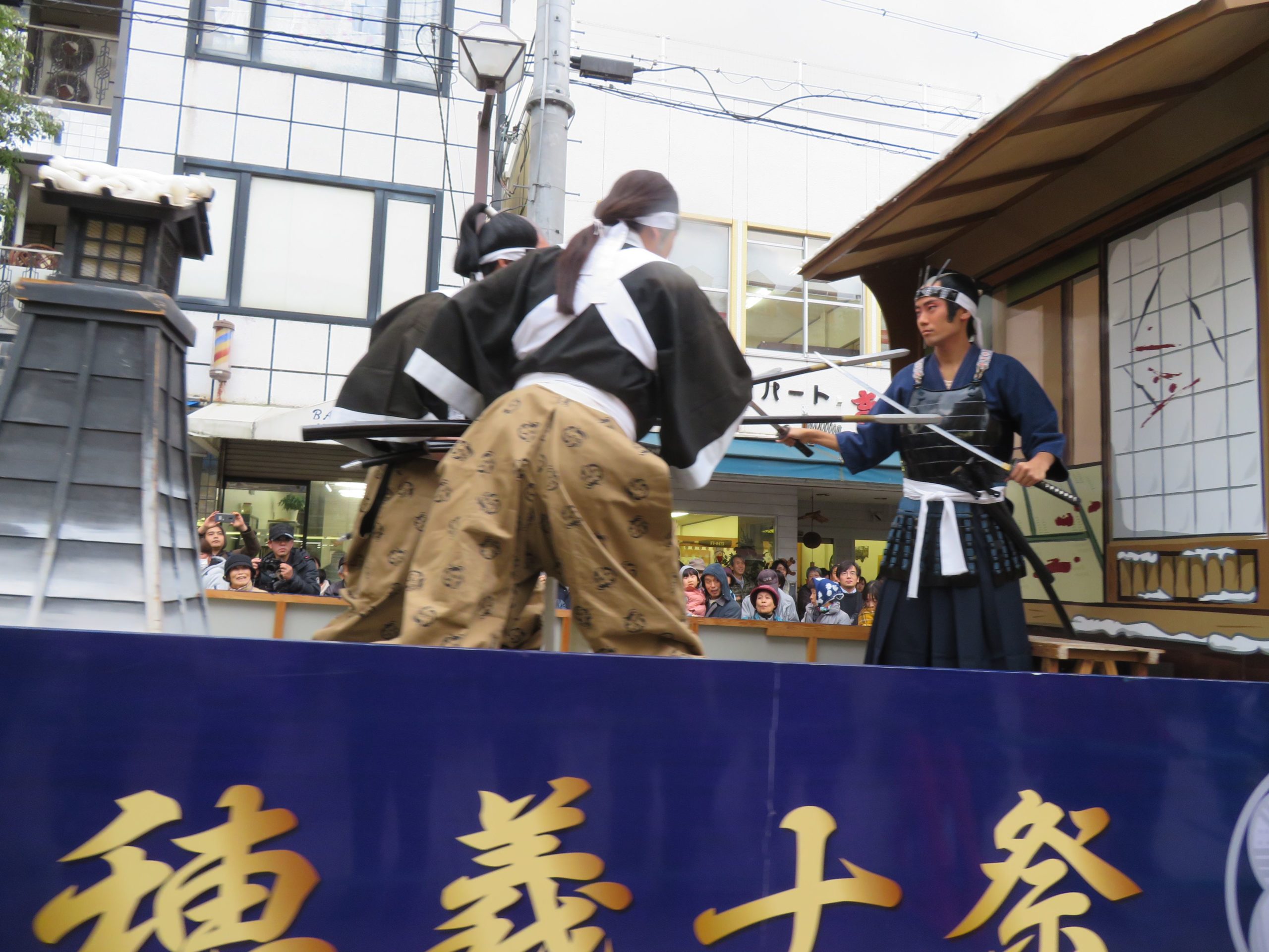 「赤穂義士祭」100年を超えて開催され続ける祭の歴史的背景を元禄絵巻で物語る「忠臣蔵名場面の山車」